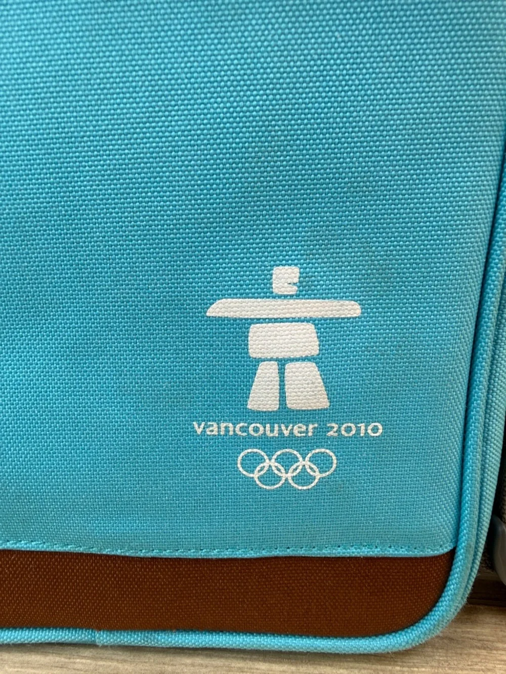 Vancouver 2010 Winter Olympics Mascot QUATCHI Shoulder Strap Bag Great Condition